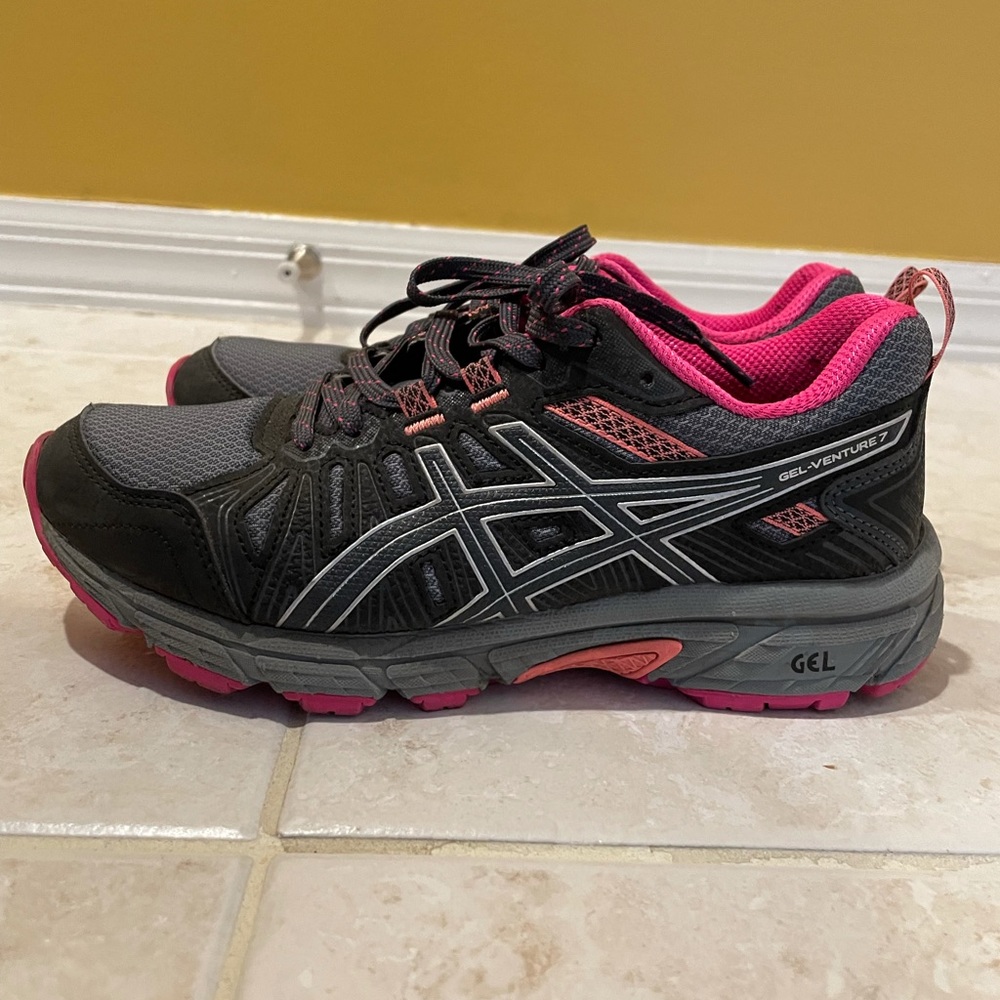 ASICS Gel-Venture 7 pink and black/gray trail shoes, size 6.5